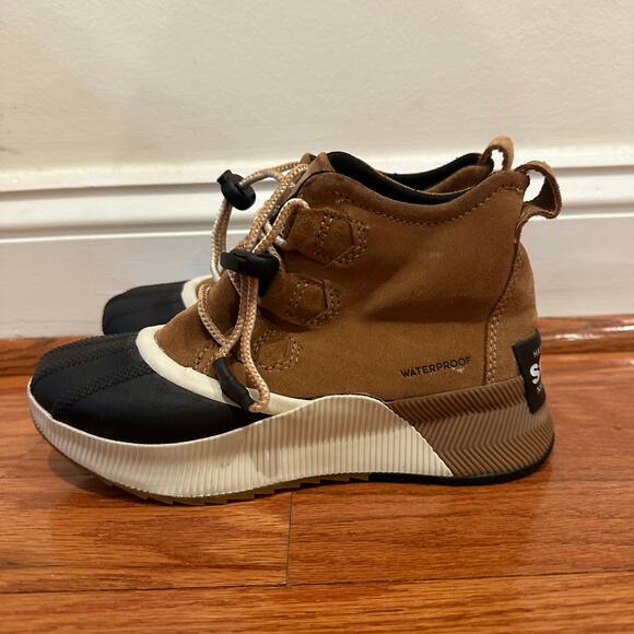Sorel Youth Out N About Classic waterproof boot camel brown black colorway sz 2 - Picture 2 of 7